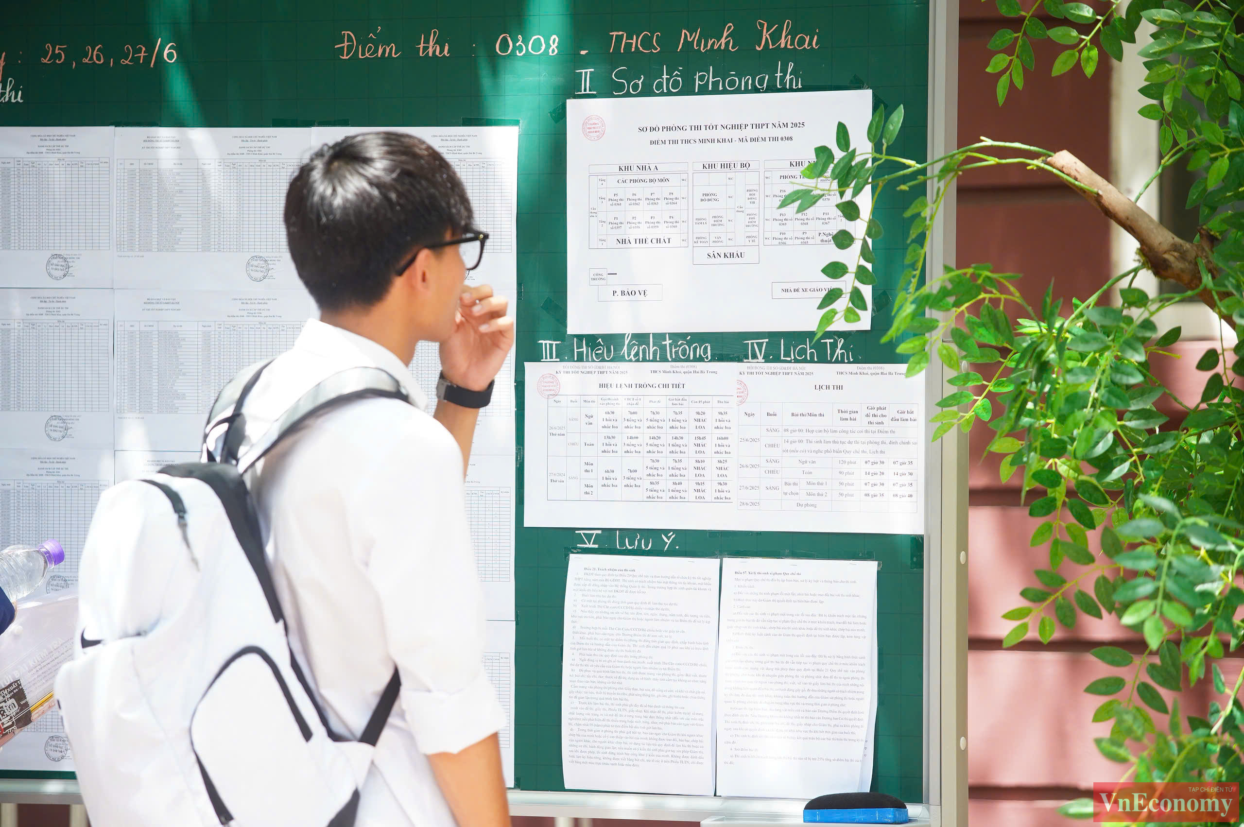 Kỳ thi năm nay được tổ chức tại 2.493 điểm thi với hơn 50.000 ph&ograve;ng thi. Dự kiến, khoảng 200.000 nh&acirc;n sự sẽ được điều động tham gia c&ocirc;ng t&aacute;c tổ chức thi như c&aacute;n bộ, gi&aacute;o vi&ecirc;n ng&agrave;nh gi&aacute;o dục, lực lượng c&ocirc;ng an, qu&acirc;n đội, y tế, điện lực&hellip;