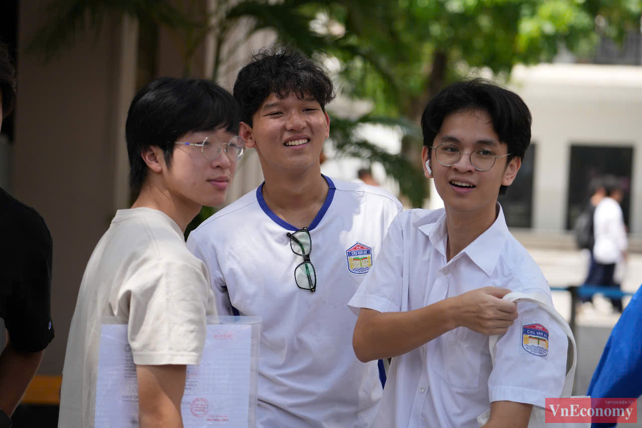 Vật dụng được phép mang vào phòng thi gồm: Bút viết, thước kẻ, bút chì, tẩy chì, êke, thước vẽ đồ thị, dụng cụ vẽ hình; máy tính cầm tay không có chức năng soạn thảo văn bản, không có thẻ nhớ.
