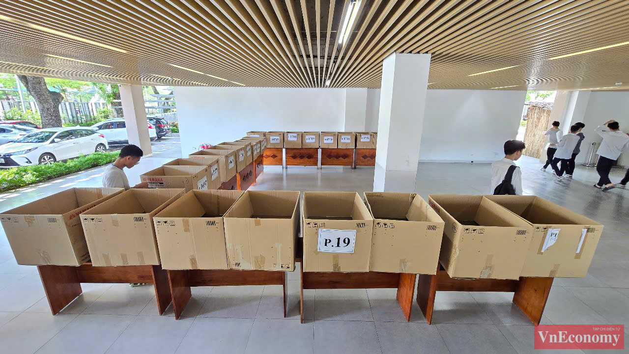 Theo quy chế thi năm nay,&nbsp;vật dụng bị cấm mang v&agrave;o ph&ograve;ng thi gồm: Giấy than, b&uacute;t x&oacute;a, đồ uống c&oacute; cồn; vũ kh&iacute; v&agrave; chất g&acirc;y nổ, g&acirc;y ch&aacute;y; t&agrave;i liệu, thiết bị truyền tin hoặc chứa th&ocirc;ng tin để gian lận trong qu&aacute; tr&igrave;nh l&agrave;m b&agrave;i thi.