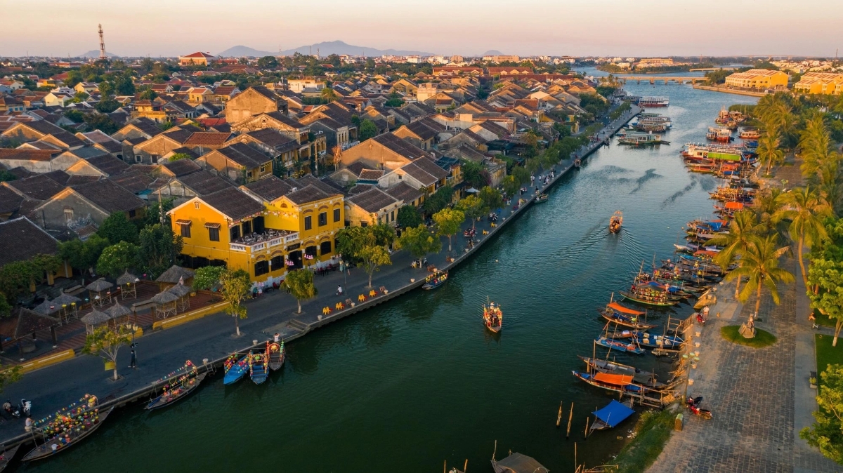 Phố cổ Hội An được UNESCO c&ocirc;ng nhận l&agrave; di sản văn h&oacute;a thế giới.