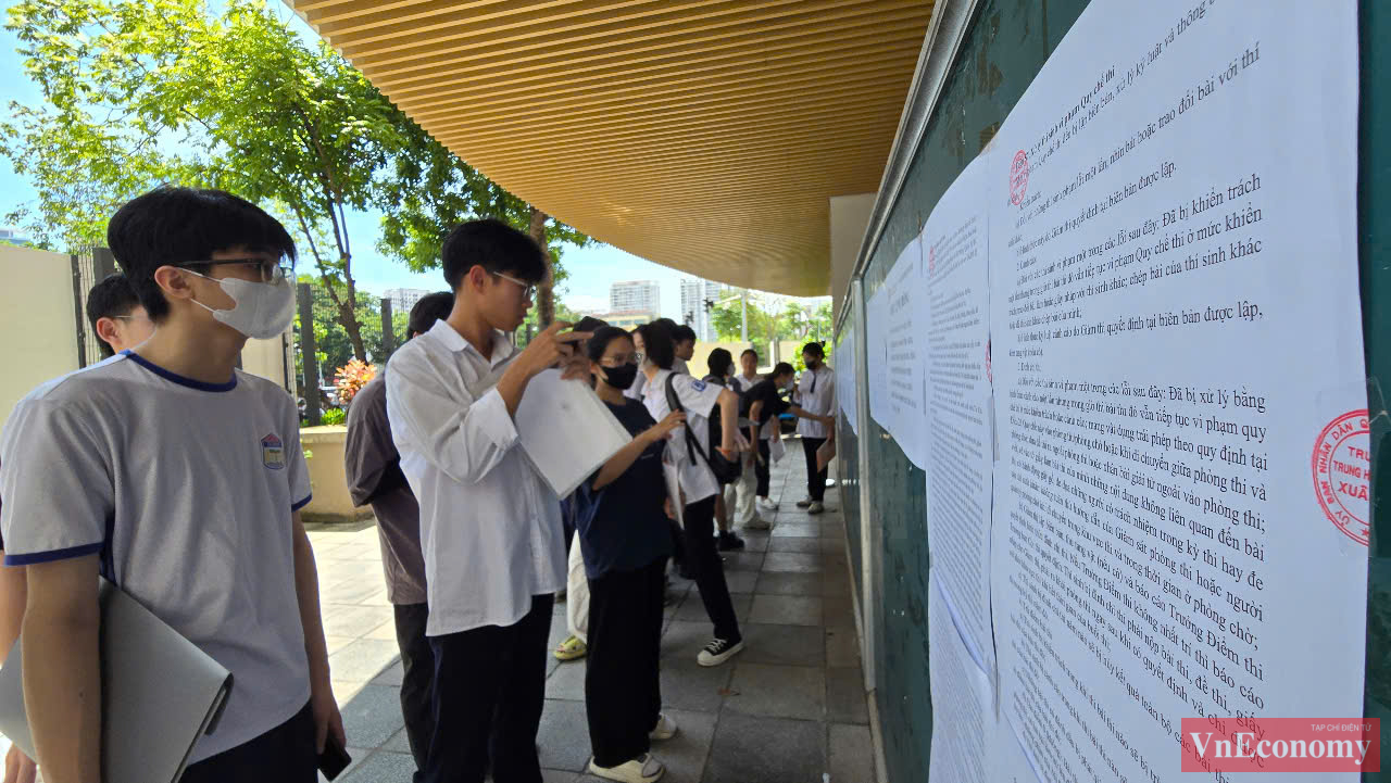 Tại điểm trường THCS Xuân La (Tây Hồ, Hà Nội), đội ngũ tình nguyện viên túc trực sẵn sàng để hỗ trợ thí sinh làm thủ tục dự thi.