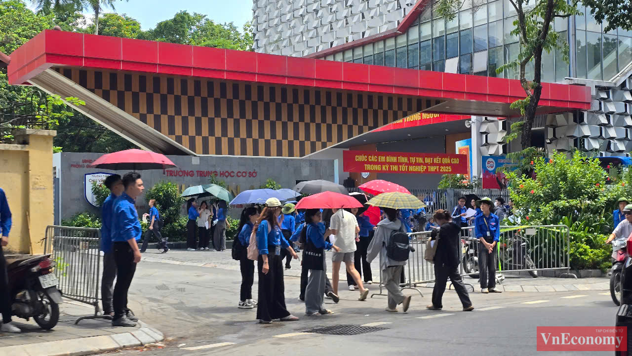 Chiều nay, ngày 25/6, 1.165.289 thí sinh đăng ký tham dự kỳ thi tốt nghiệp THPT quốc gia đã đến điểm thi để làm thủ tục dự thi, nhận thẻ dự thi và kiểm tra, đính chính thông tin cá nhân nếu có sai sót.