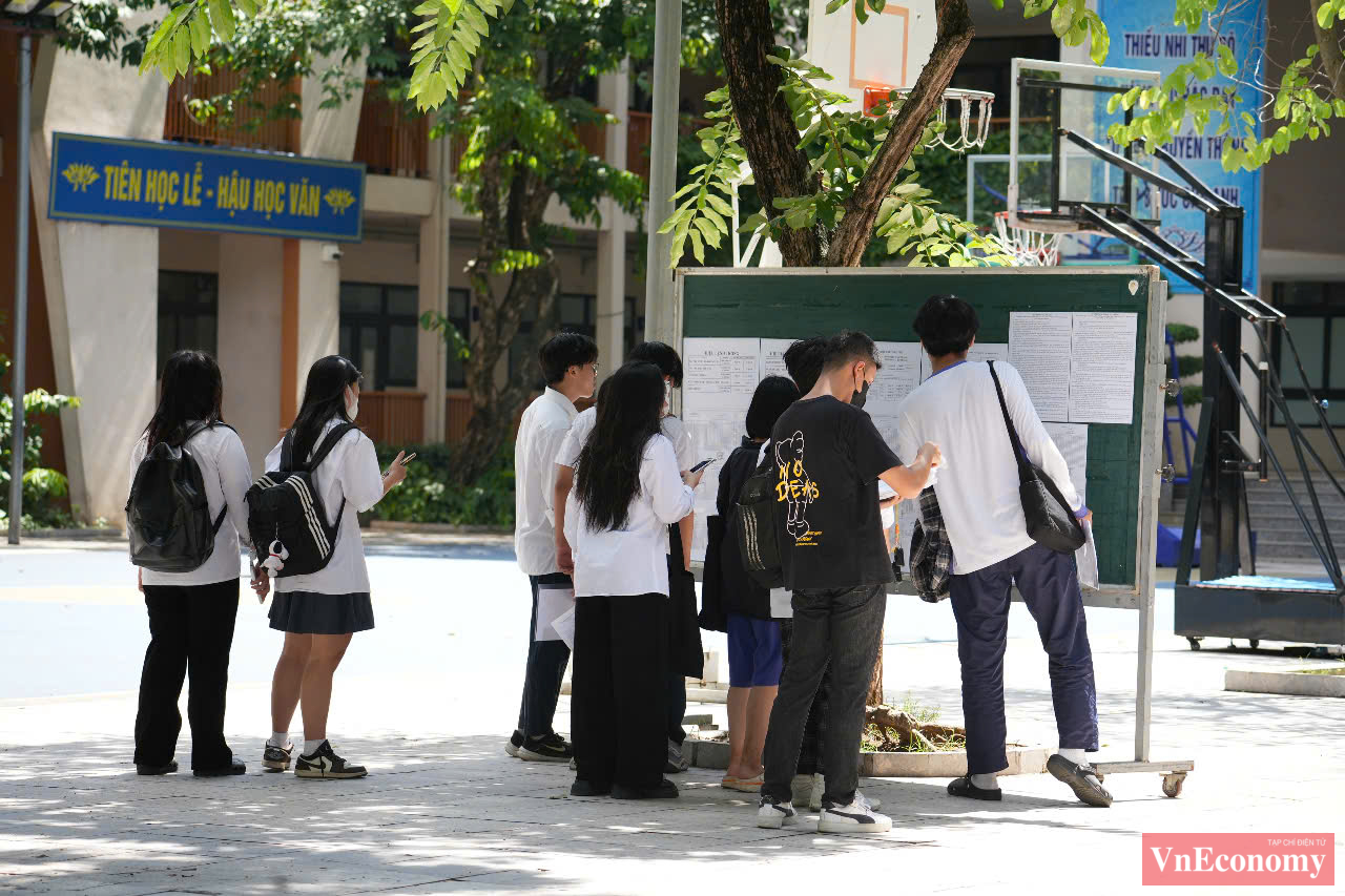 Trước khi bắt đầu làm bài, thí sinh cần điền đầy đủ thông tin cá nhân vào đề thi, giấy thi, phiếu trả lời trắc nghiệm và giấy nháp. Đối với đề thi trắc nghiệm, cần kiểm tra kỹ số trang, mã đề và chất lượng in ấn của đề thi.