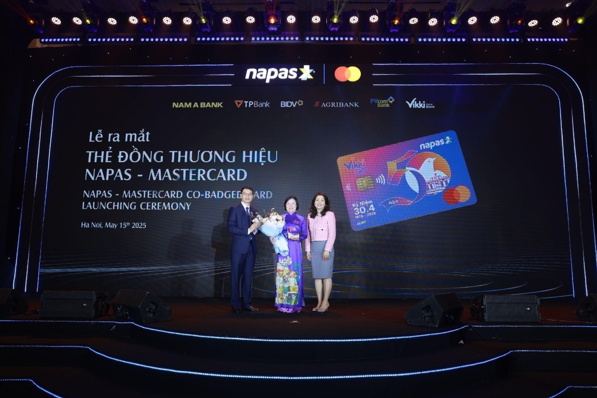 Với chiếc thẻ Thanh to&aacute;n t&iacute;ch hợp VikkiGO kh&aacute;ch h&agrave;ng c&oacute; thể nhận ưu đ&atilde;i song song từ cả hai mạng lưới của NAPAS v&agrave; Mastercard.