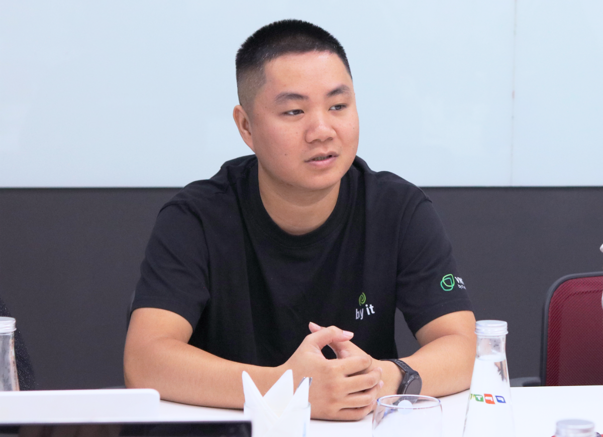 Anh Trần Mạnh Tuấn - Phó Giám đốc Khối Công nghệ Thông tin chia sẻ tại lễ kickoff & trau chứng nhận - Ảnh: FPT Smart Cloud.