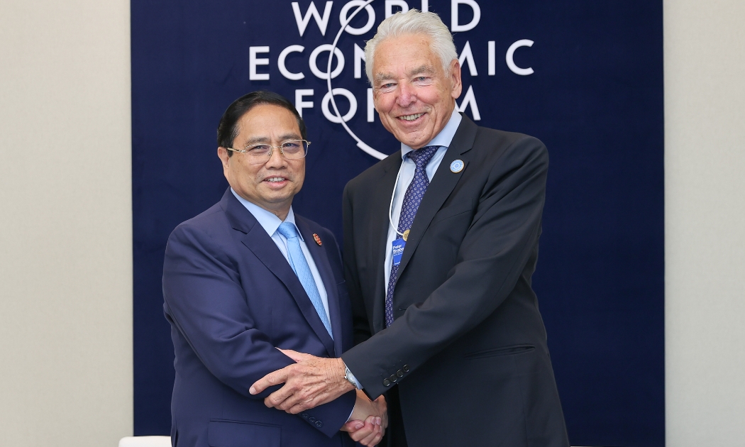 Thủ tướng Phạm Minh Chính và Chủ tịch lâm thời WEF Peter Brabeck-Letmathe - Ảnh: VGP