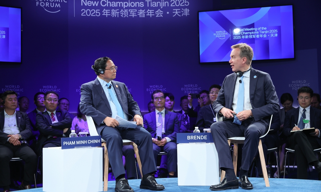 Chủ tịch điều hành WEF Borge Brende bắt tay Thủ tướng Phạm Minh Chính - Ảnh: VGP