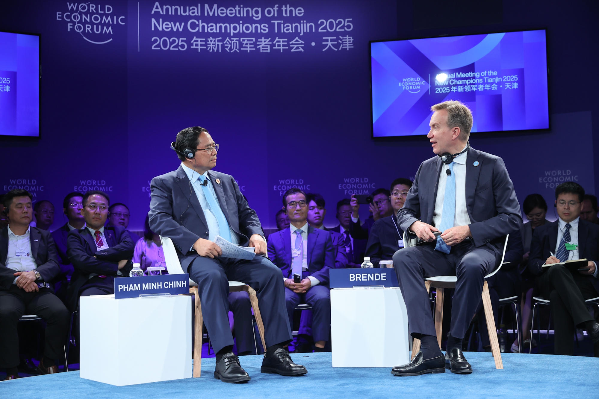 Chủ tịch điều hành WEF Borge Brende bắt tay Thủ tướng Phạm Minh Chính - Ảnh: VGP