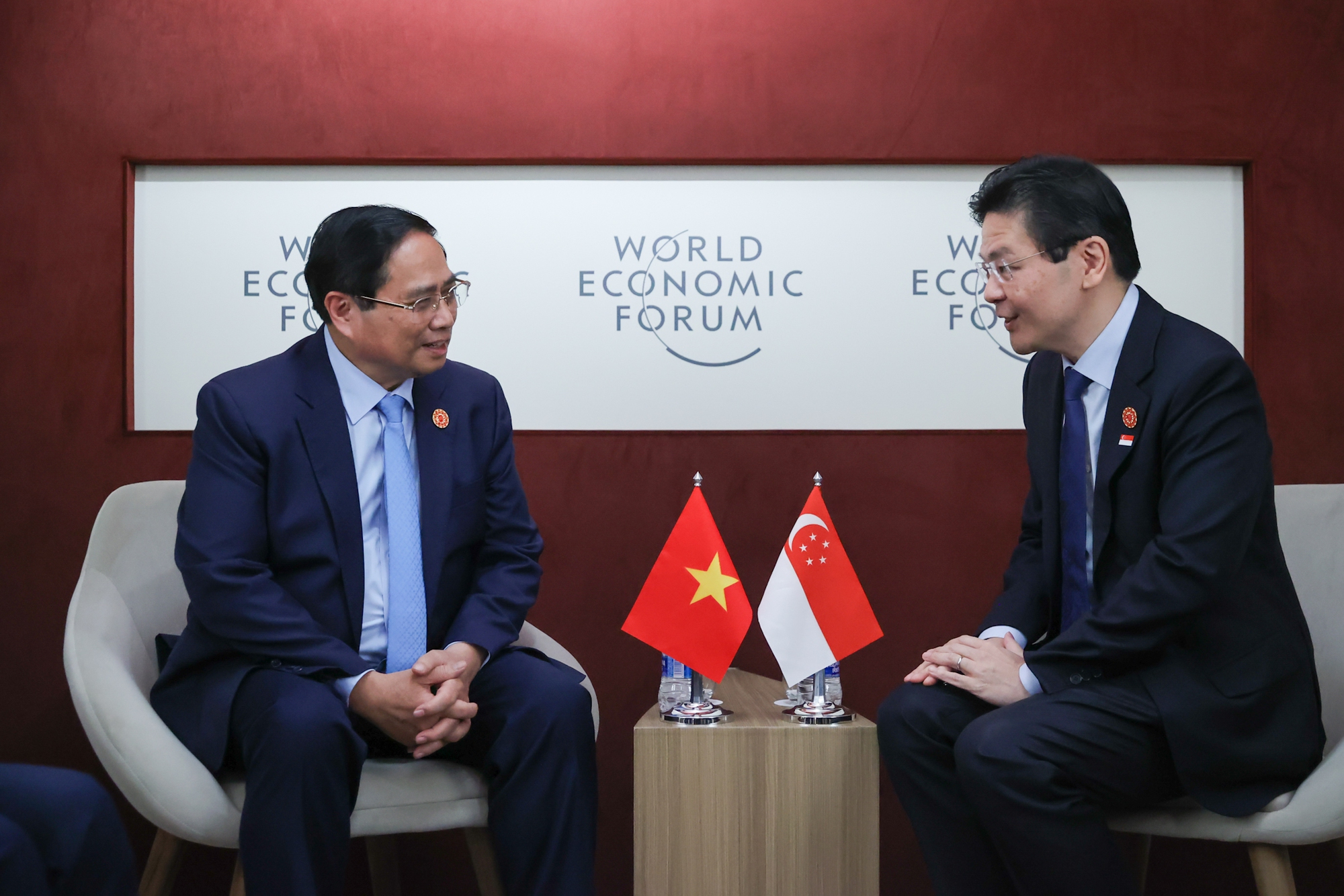 Thủ tướng Phạm Minh Chính và Thủ tướng Singapore Lawrence Wong - Ảnh: VGP