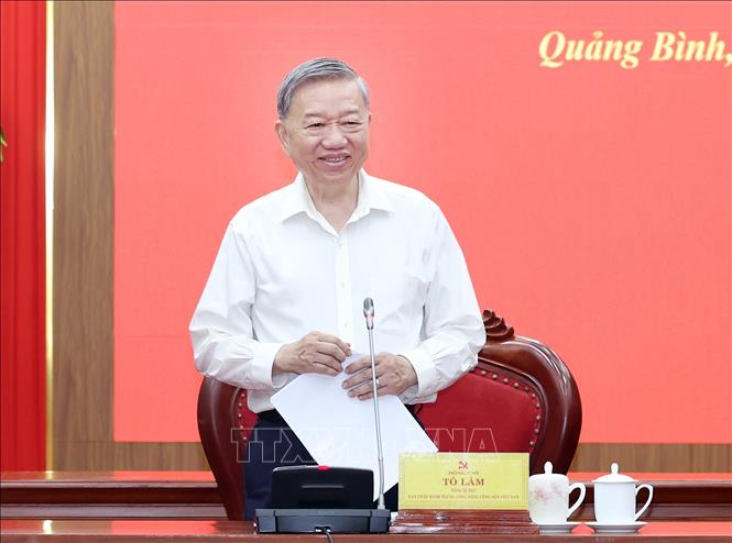 Tổng B&iacute; thư nhấn mạnh, việc hợp nhất Quảng B&igrave;nh v&agrave; Quảng Trị l&agrave; sự tiếp nối tinh thần lịch sử, truyền thống đo&agrave;n kết, gắn b&oacute; m&aacute;u thịt của hai v&ugrave;ng đất ki&ecirc;n trung; tỉnh mới c&oacute; điều kiện định h&igrave;nh m&ocirc; h&igrave;nh ph&aacute;t triển kinh tế mở, hiện đại - Ảnh: TTXVN