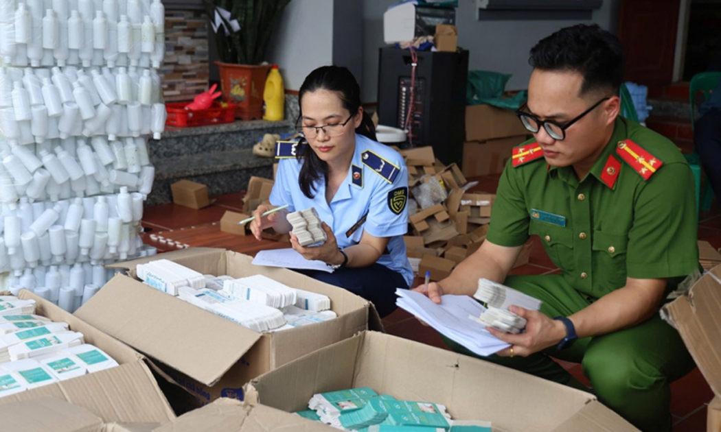 Công an và Quản lý thị trường đã thu giữ 13 loại mỹ phẩm giả khác nhau tại Bắc Giang.