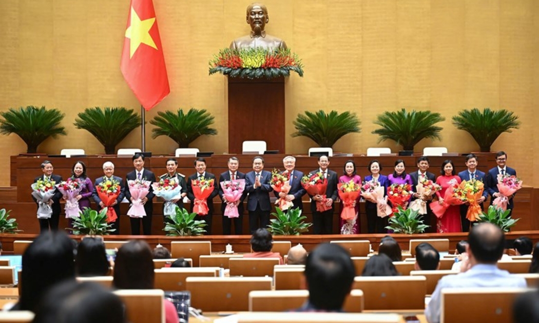 Chủ tịch Quốc hội Trần Thanh Mẫn, Chủ tịch Hội đồng bầu cử quốc gia tặng hoa chúc mừng các Phó Chủ tịch và Ủy viên Hội đồng bầu cử quốc gia.