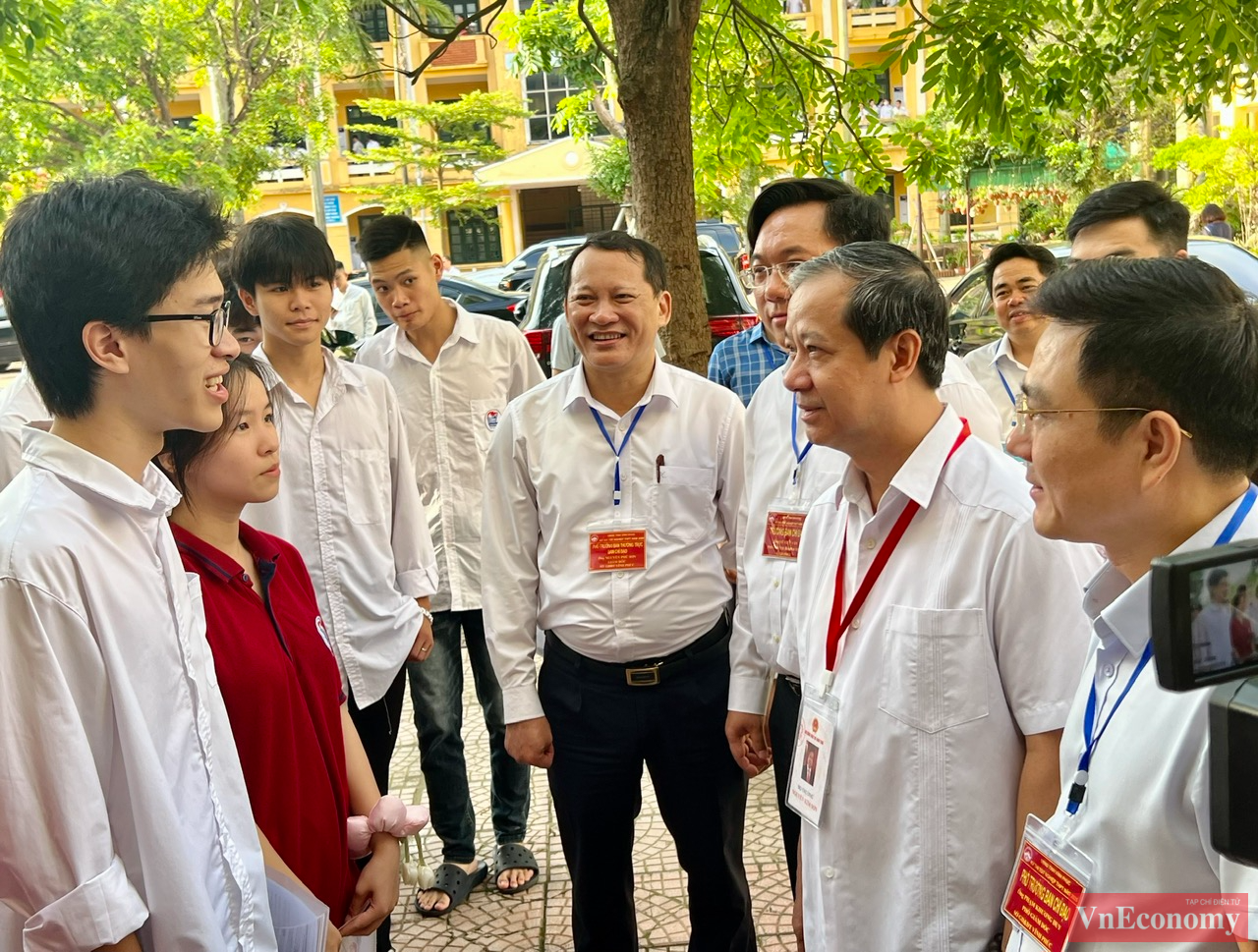 Sáng nay (26/6), đoàn kiểm tra thi Tốt nghiệp THPT 2025 do Bộ trưởng Bộ Giáo dục & Đào tạo Nguyễn Kim Sơn dẫn đầu đã kiểm tra thi tại tỉnh Vĩnh Phúc. Bộ trưởng cũng đến các phòng thi chúc thí sinh bình tĩnh, tự tin để làm bài thi tốt nhất.