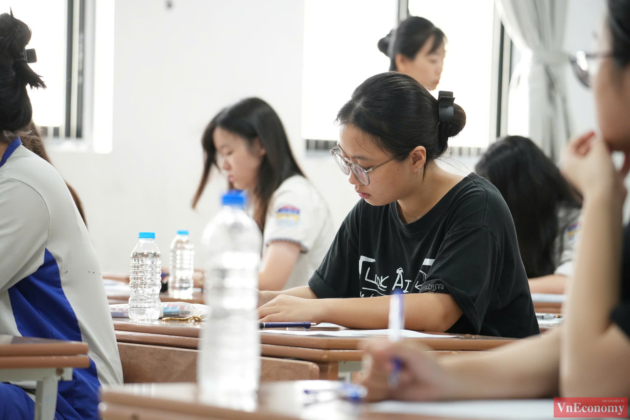 C&ugrave;ng với sự đồng h&agrave;nh của gia đ&igrave;nh, thầy c&ocirc;, lực lượng chức năng v&agrave; những t&igrave;nh nguyện vi&ecirc;n, hy vọng kỳ thi tốt nghiệp THPT năm 2025 diễn ra tốt đẹp, an to&agrave;n, nghi&ecirc;m t&uacute;c với tất cả c&aacute;c th&iacute; sinh.