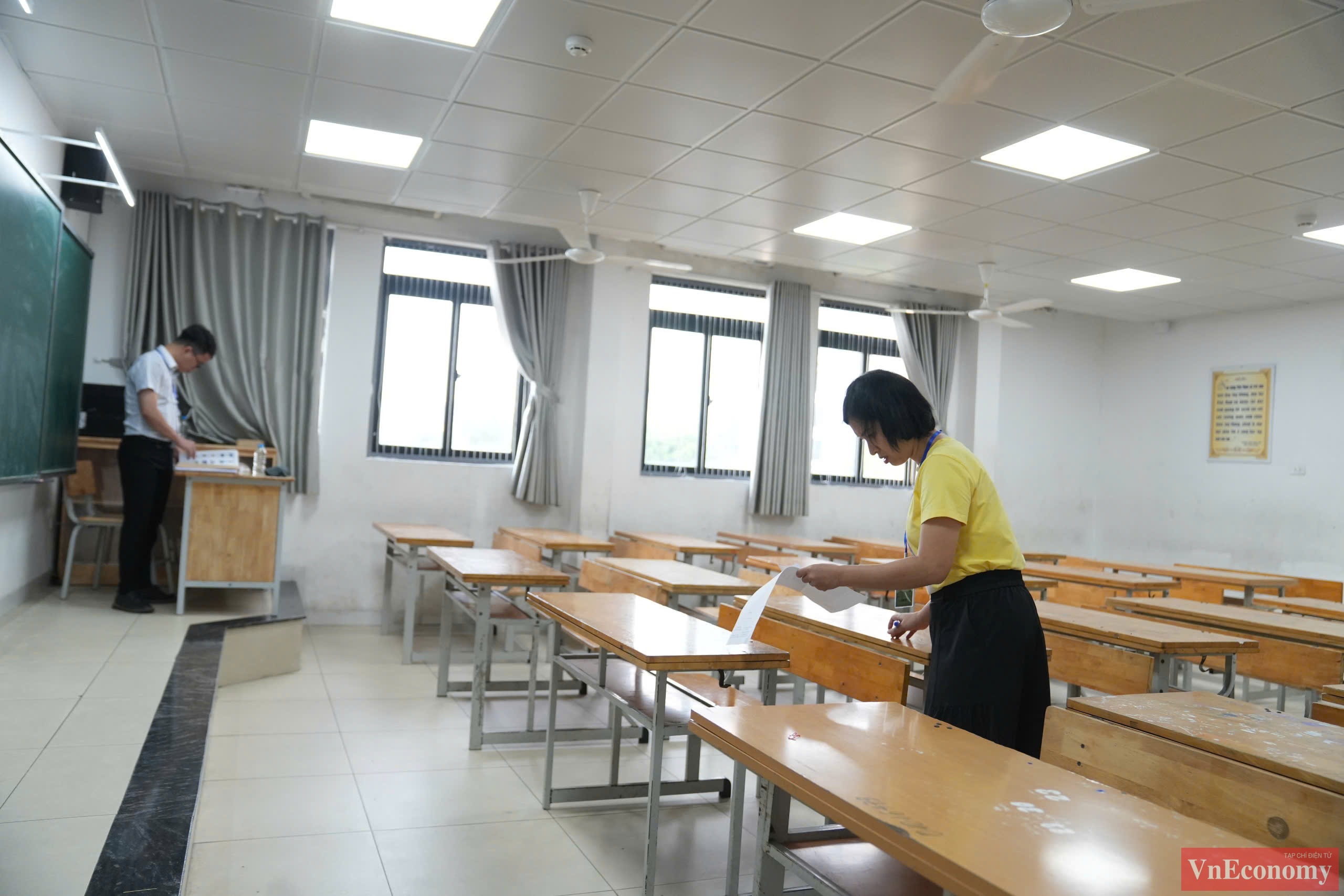 Tại điểm thi THCS Xuân La (Tây Hồ), các giáo viên coi thi nỗ lực điều tiết không khí, giúp các em học sinh có được tâm lý thoải mái nhất trước khi vào phòng thi.