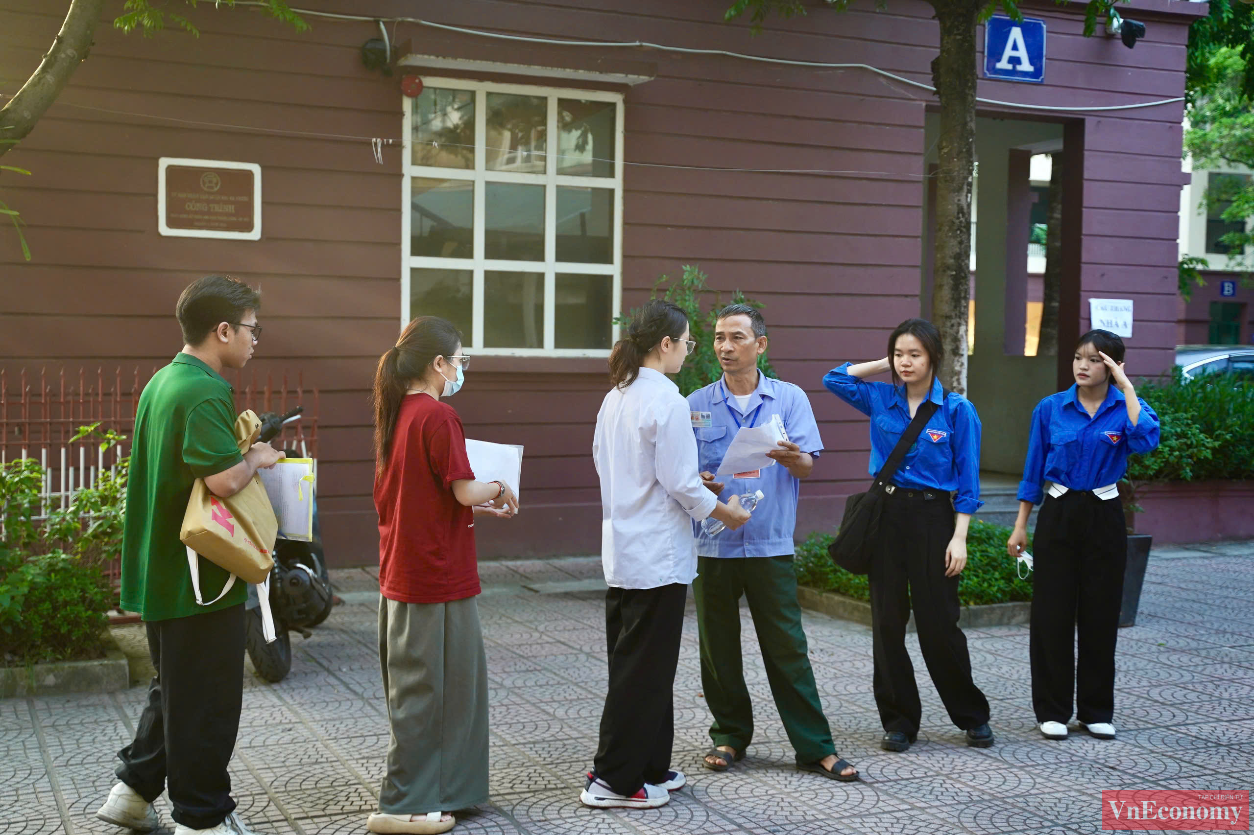 Th&agrave;nh phố H&agrave; Nội đ&atilde; bố tr&iacute; 233 điểm thi với tổng cộng 5.587 ph&ograve;ng thi, gồm 5.172 ph&ograve;ng thi ch&iacute;nh thức, 182 ph&ograve;ng chờ v&agrave; 233 ph&ograve;ng dự ph&ograve;ng.