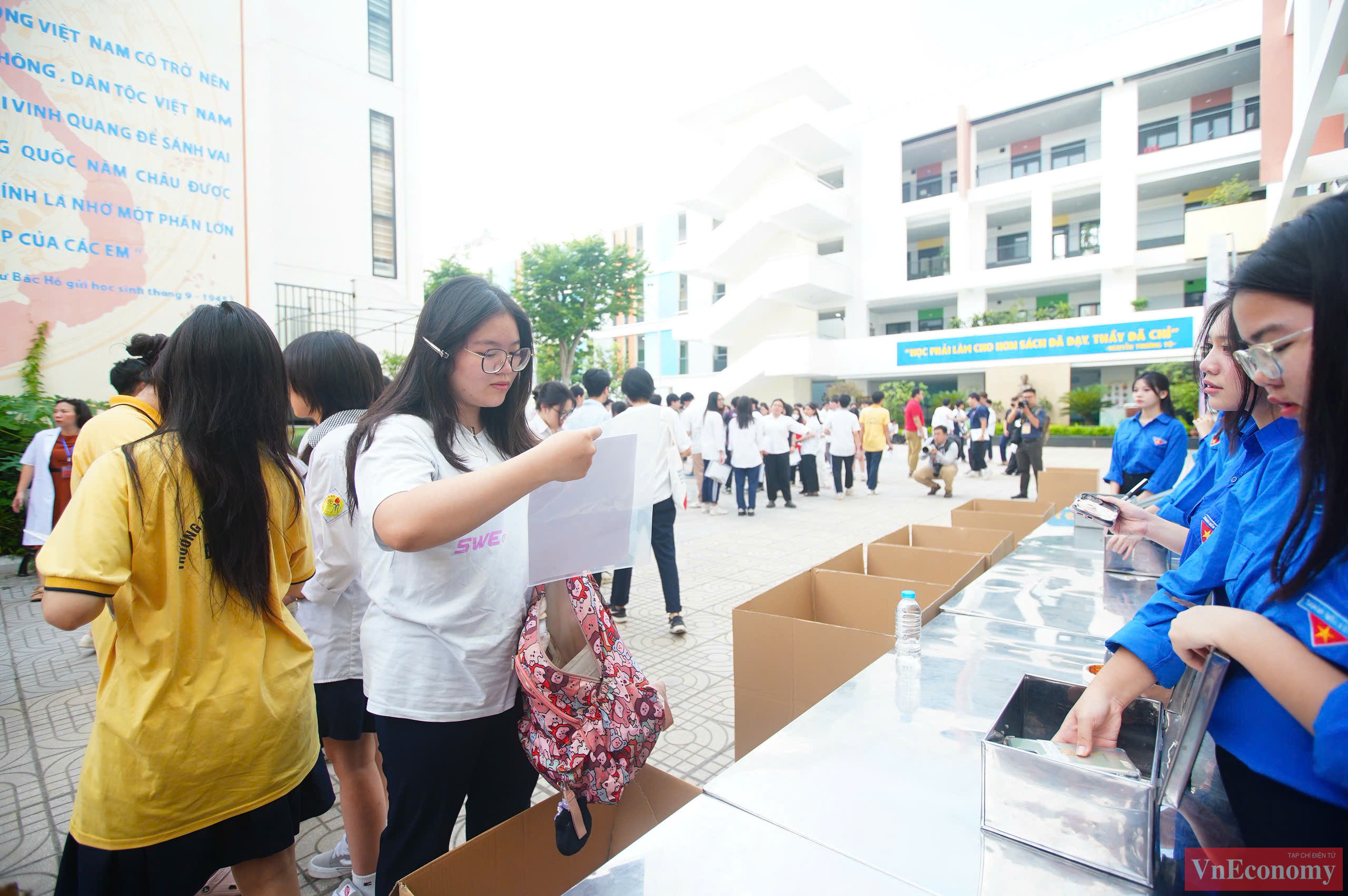 Tại trườngTHCS Nguyễn Trường Tộ (quận Đống Đa), điểm thi đ&atilde; chuẩn bị khu vực gửi đồ cho th&iacute; sinh trước khi v&agrave;o ph&ograve;ng thi. C&aacute;c t&igrave;nh nguyện vi&ecirc;n, sinh vi&ecirc;n được bố tr&iacute;, t&uacute;c trực để hướng dẫn th&iacute; sinh t&igrave;m đ&uacute;ng số b&aacute;o danh, ph&ograve;ng thi.