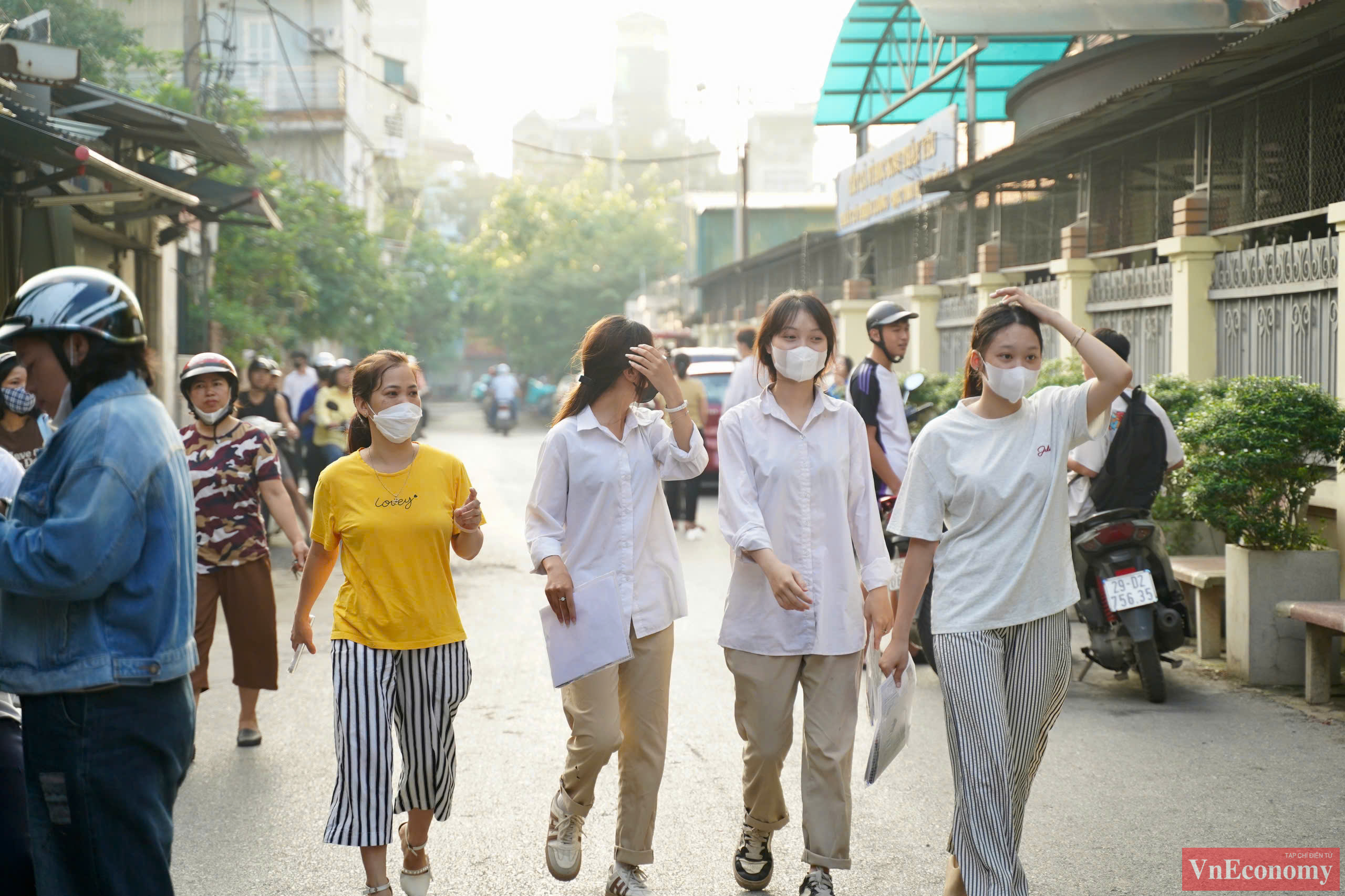 Tại Hà Nội, khảo sát điểm trường THCS Minh Khai cho thấy nhiều phụ huynh đã có mặt từ sớm để đưa con em mình đi thi.