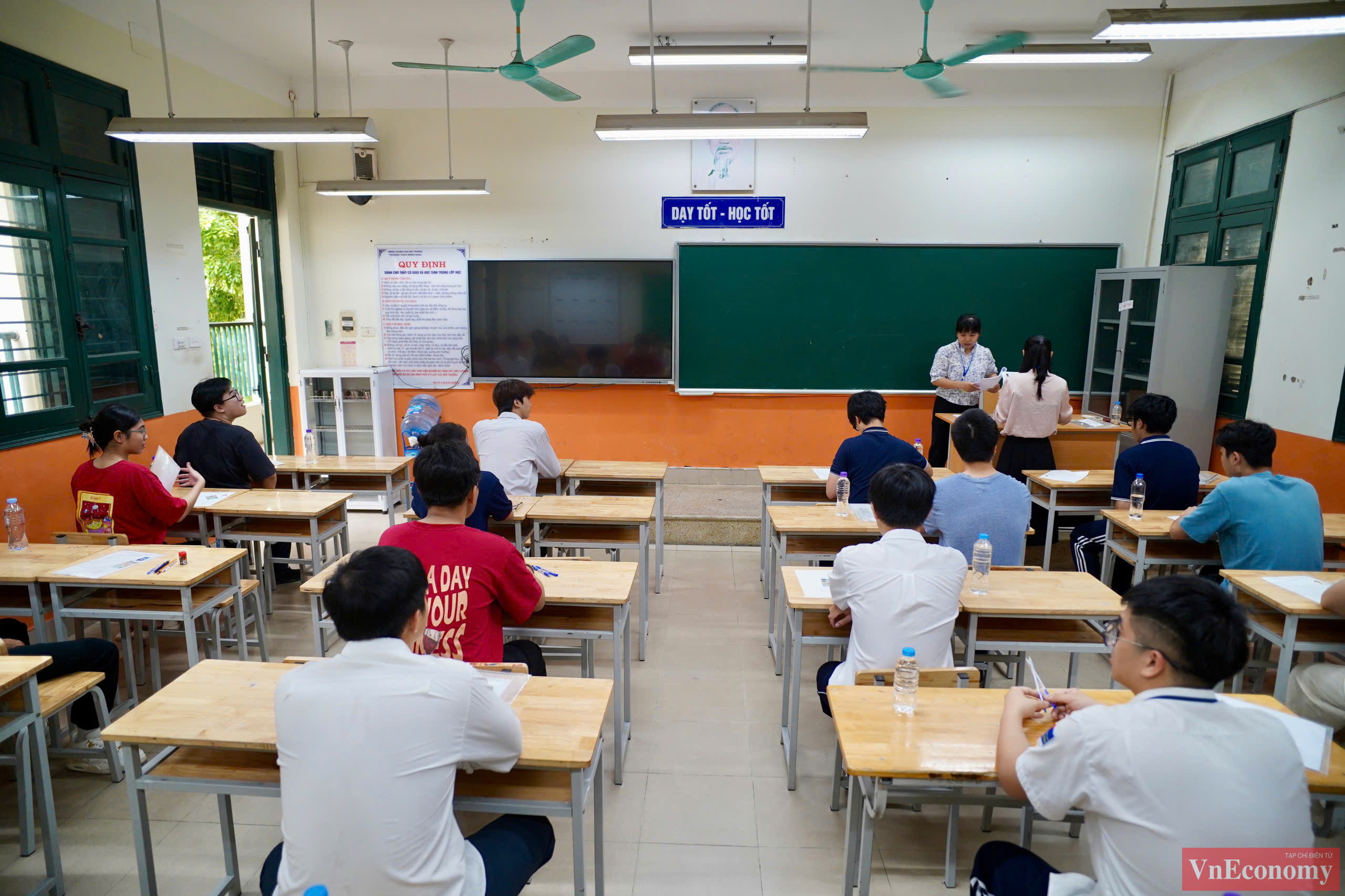 Hơn 8.000 t&igrave;nh nguyện vi&ecirc;n được Th&agrave;nh Đo&agrave;n H&agrave; Nội huy động tham gia hỗ trợ th&iacute; sinh. Tại điểm trường, c&aacute;c tuyến đường ch&iacute;nh đều c&oacute; mặt lực lượng chức năng l&agrave;m nhiệm vụ t&uacute;c trực, hướng dẫn phụ huynh đỗ xe đ&uacute;ng quy định, ngăn chặn t&igrave;nh trạng tụ tập đ&ocirc;ng người, tr&aacute;nh &ugrave;n tắc giao th&ocirc;ng trong giờ cao điểm.