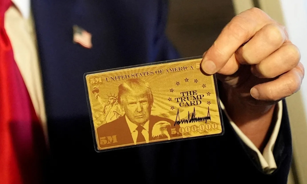 Tổng thống Mỹ Donald Trump cầm Thẻ Trump khi phát biểu với truyền thông trên máy bay đến Florida vào ngày 3/4/2025 - Ảnh: Reuters