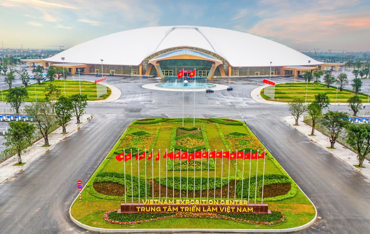 Trung tâm Triển lãm Việt Nam (VEC) có tổng diện tích 900.000m2, quy mô thiết kế lên tới 304.000 m2 diện tích triển lãm trong nhà, nằm trong top 10 tổ hợp trung tâm triển lãm lớn nhất thế giới và lớn nhất Đông Nam Á.