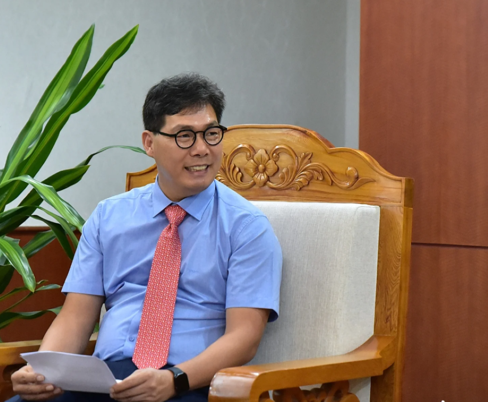 Ông Jeon Jongsoo: "“ECOEYE là doanh nghiệp niêm yết đầu tiên trên sàn KOSDAQ chuyên về tín chỉ carbon, với mạng lưới dự án tại 15 quốc gia. Hiện tại, ECOEYE chiếm khoảng 40% tổng khối lượng giao dịch tín chỉ carbon trên thị trường Korea ETS".