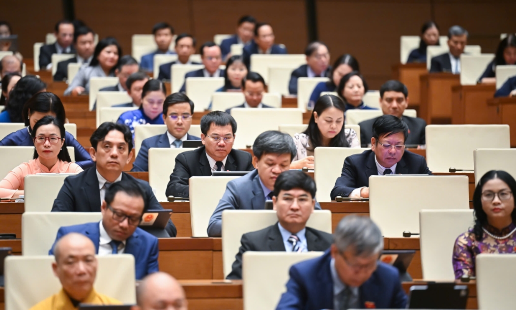 Các đại biểu Quốc hội tại Phiên bế mạc Kỳ họp thứ 9, Quốc hội khóa XV. Ảnh: Quochoi.vn.