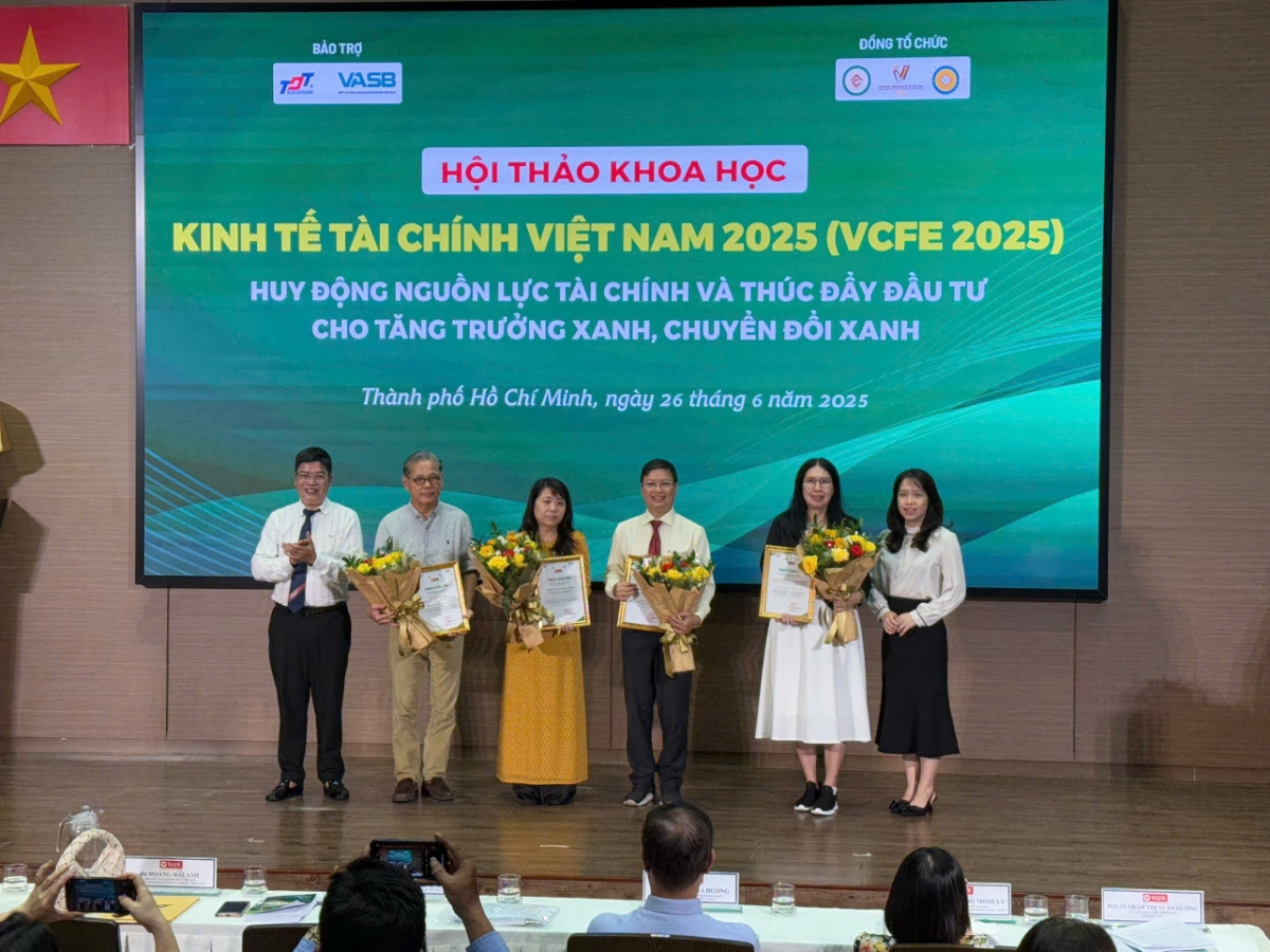 Đại diện Ban tổ chức tặng hoa cho các diễn giả, nhà khoa học tại hội thảo “Kinh tế tài chính Việt Nam 2025 – Huy động nguồn lực tài chính và thúc đẩy đầu tư cho tăng trưởng xanh, chuyển đổi xanh”, chiều ngày 26/6/2025.