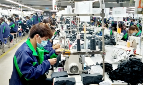 Lương không đủ sống, người lao động phải “thắt lưng buộc bụng”, làm thêm giờ