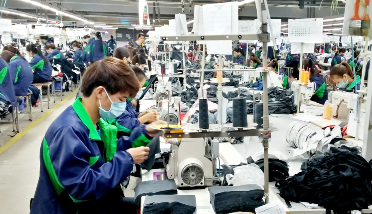 Người lao động mong muốn sớm tăng lương tối thiểu vùng. Ảnh: Thu Hằng.