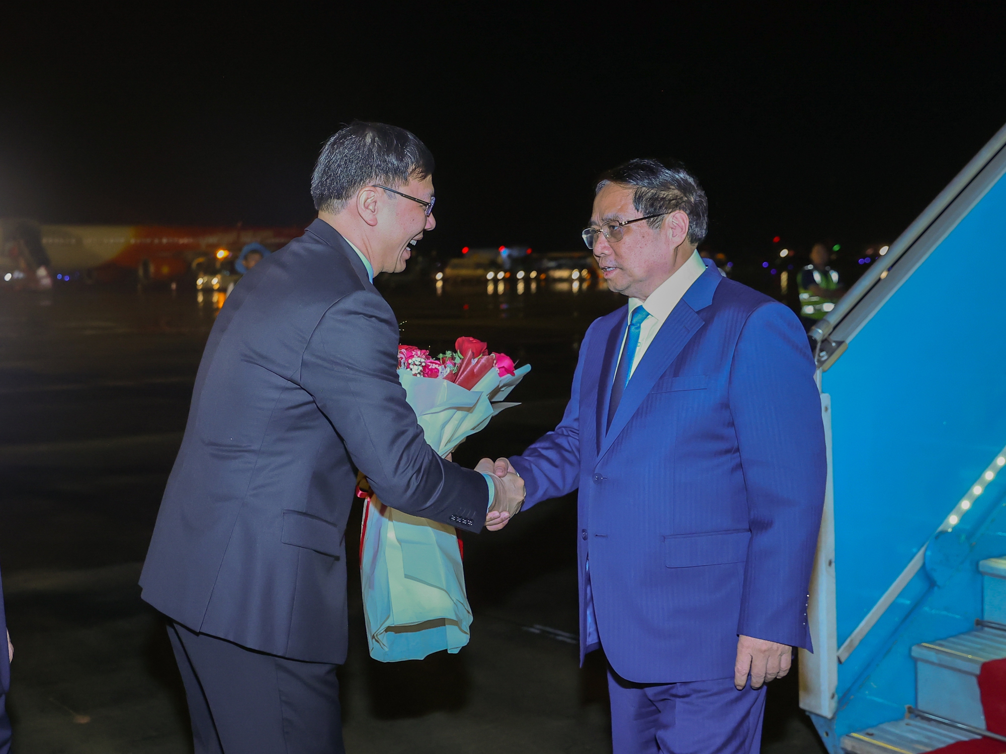 Thủ tướng Chính phủ Phạm Minh Chính và Đoàn đại biểu Việt Nam về tới sân bay quốc tế Nội Bài - Ảnh: VGP