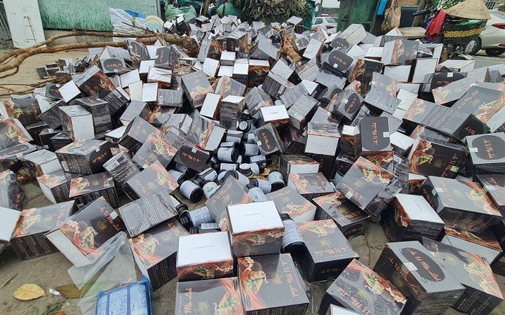 Hàng nghìn hộp thực phẩm bảo vệ sức khỏe bị đổ ra vỉa hè. Ảnh: Internet.