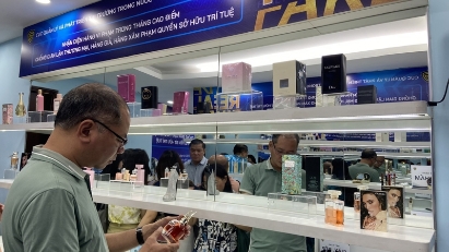 Vietnam puts fake luxury goods on public display
