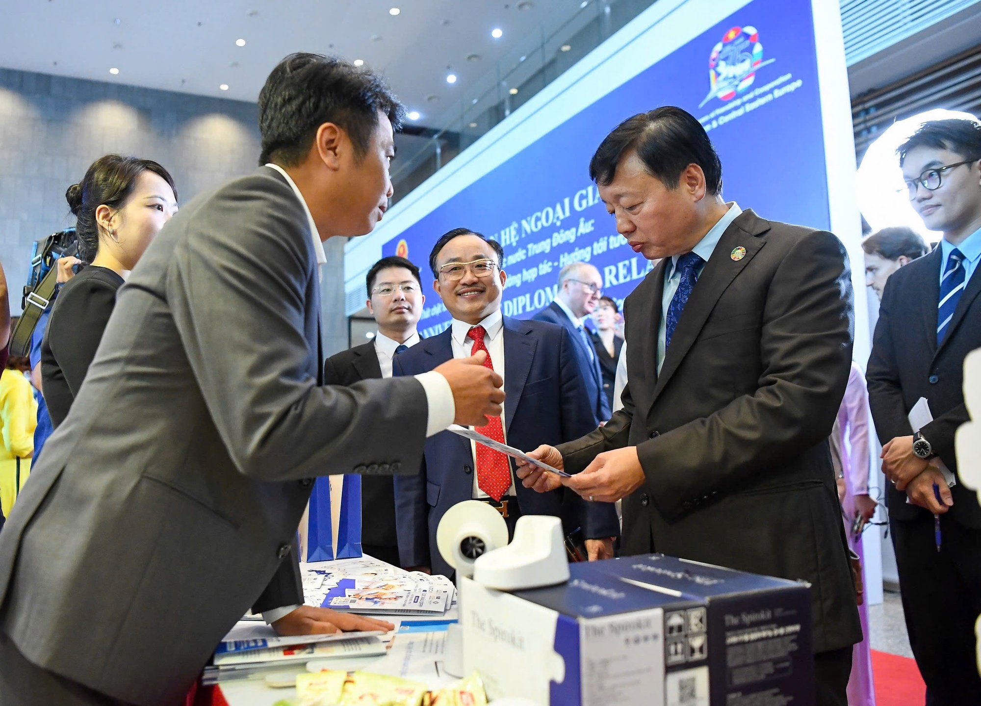 Thủ tướng thăm c&aacute;c gian trưng b&agrave;y sản phẩm của c&aacute;c nước tại hội thảo - Ảnh: VGP/Minh Kh&ocirc;i