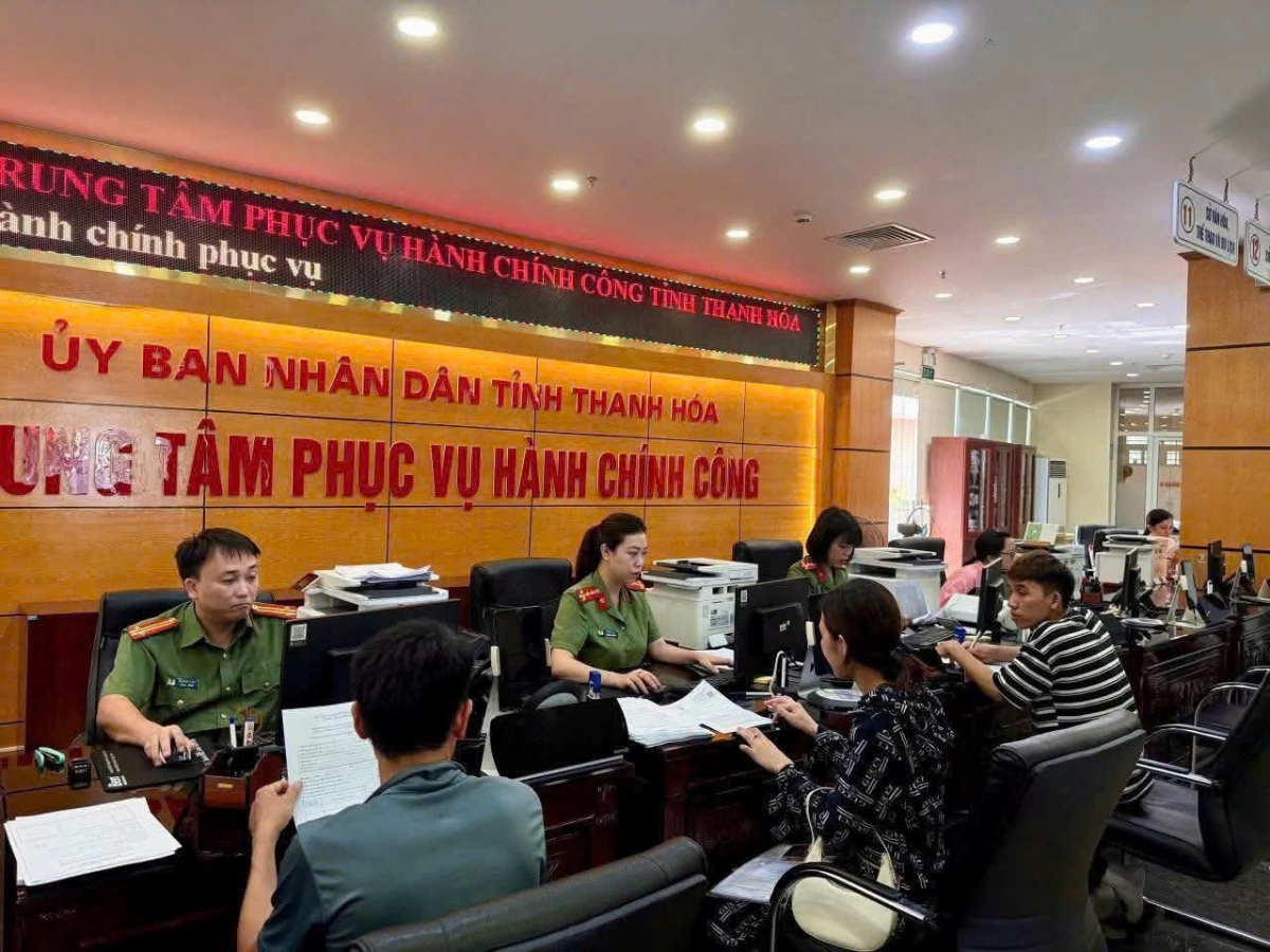 Theo nội dung nghị quyết, người dân và doanh nghiệp khi thực hiện các thủ tục hành chính qua Cổng dịch vụ công tỉnh Thanh Hóa hoặc Cổng dịch vụ công quốc gia sẽ không phải nộp bất kỳ khoản phí hay lệ phí nào