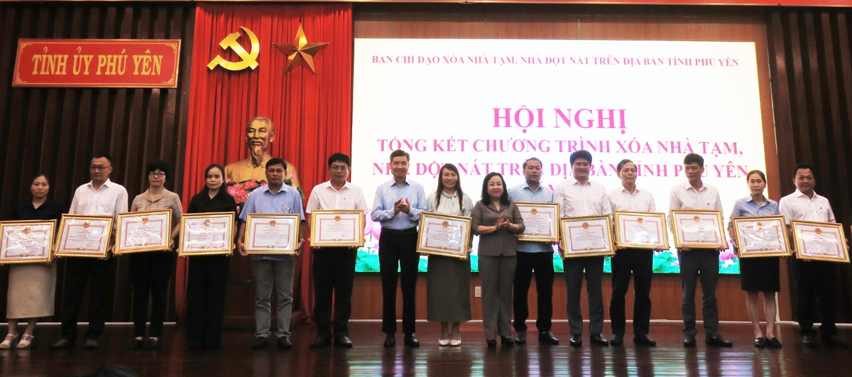 Ông Vũ Xuân Hà, đại diện Tập đoàn Hòa Phát (thứ 5 từ phải qua) nhận bằng khen của UBND tỉnh Phú Yên cho các tập thể có thành tích xuất sắc trong thực hiện Chương trình xóa nhà tạm, nhà dột nát trên địa bàn.