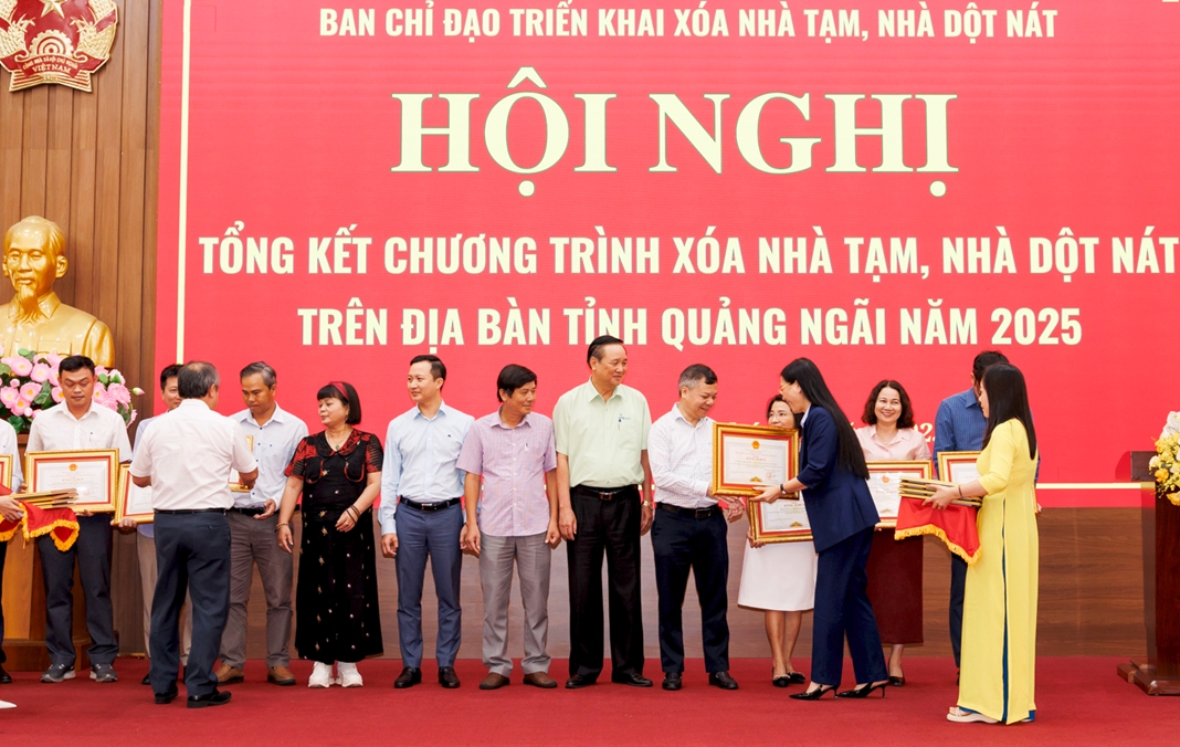 Bà Bùi Thị Quỳnh Vân, Bí thư tỉnh ủy Quảng Ngãi trao bằng khen cho đại diện Tập đoàn Hòa Phát - ông Hồ Đức Thọ, Phó Giám đốc Công ty Thép Hòa Phát Dung Quất.