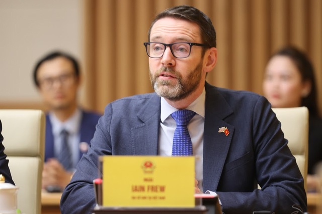 Đại sứ đặc mệnh to&agrave;n quyền của Vương quốc Anh tại Việt Nam Ian Grant Frew ph&aacute;t biểu mở đầu Tọa đ&agrave;m - Ảnh: VGP