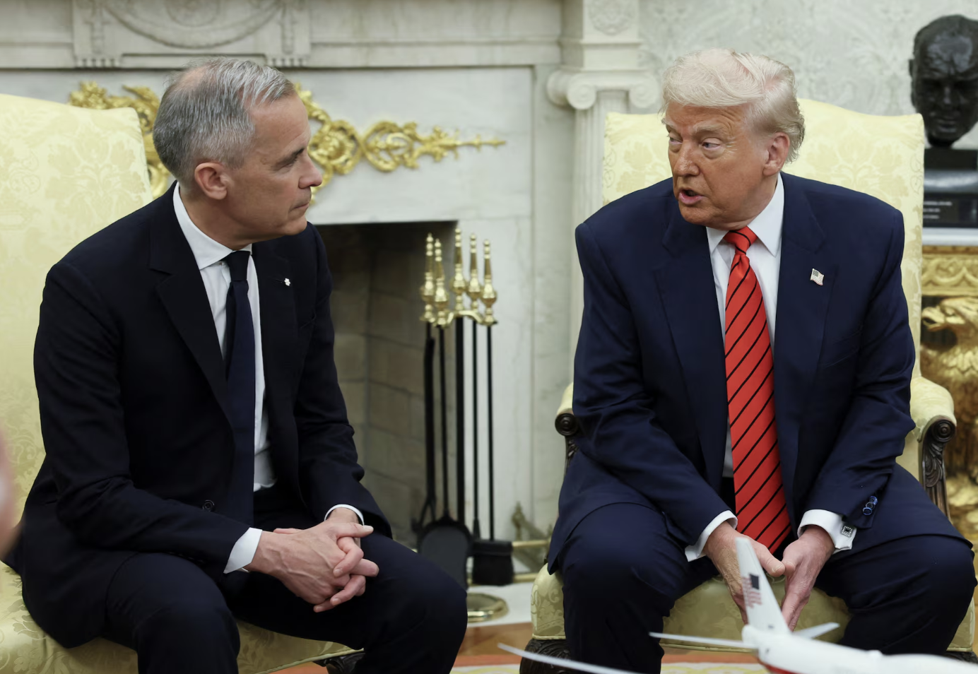 Thủ tướng Canada Mark Carney (trái) và Tổng thống Mỹ Donald Trump trong cuộc gặp tại Nhà Trắng vào đầu tháng 5/2025 - Ảnh: Reuters.