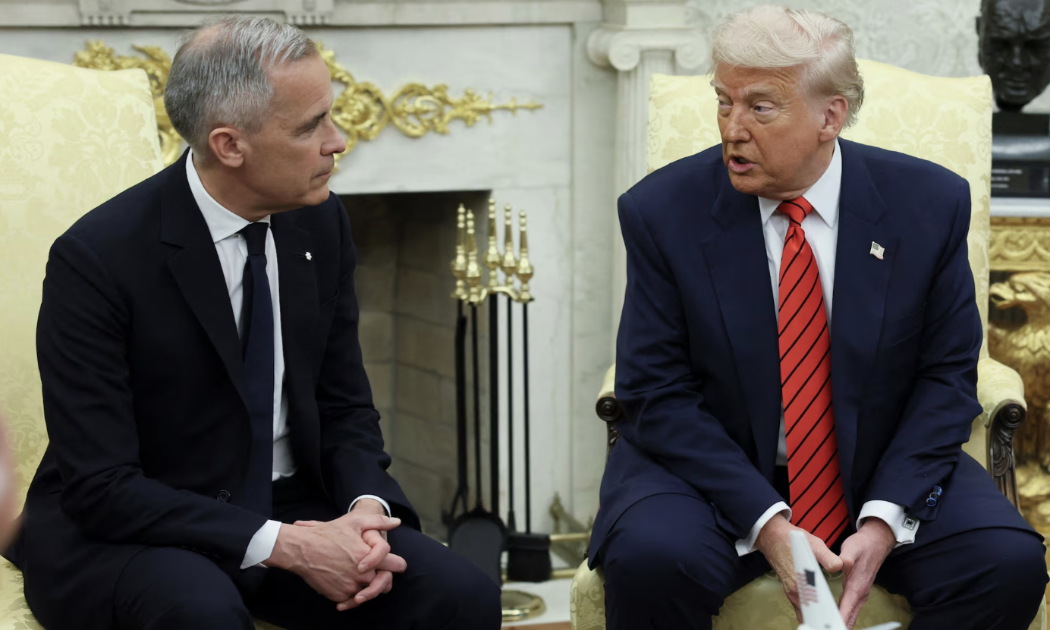 Thủ tướng Canada Mark Carney (trái) và Tổng thống Mỹ Donald Trump trong cuộc gặp tại Nhà Trắng vào đầu tháng 5/2025 - Ảnh: Reuters.