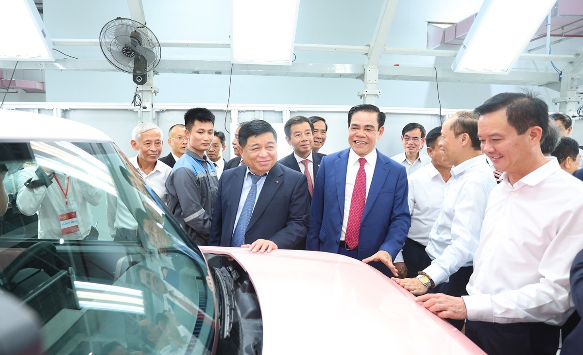 Sau lễ kh&aacute;nh th&agrave;nh, Ph&oacute; Thủ tướng Ch&iacute;nh phủ Nguyễn Ch&iacute; Dũng v&agrave; c&aacute;c đại biểu đ&atilde; tham quan d&acirc;y chuyền sản xuất của nh&agrave; m&aacute;y.