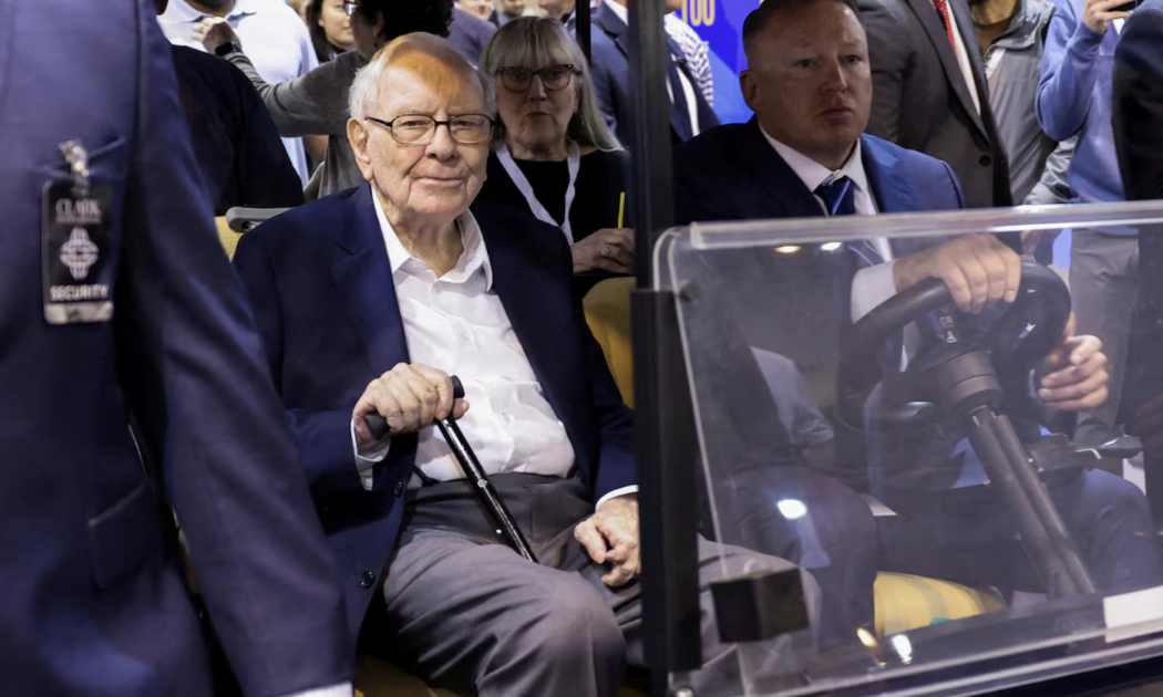 Ông Warren Buffett tại đại hội cổ đông thường niên của Berkshire Hathaway hồi tháng 5/2024 - Ảnh: Reuters.