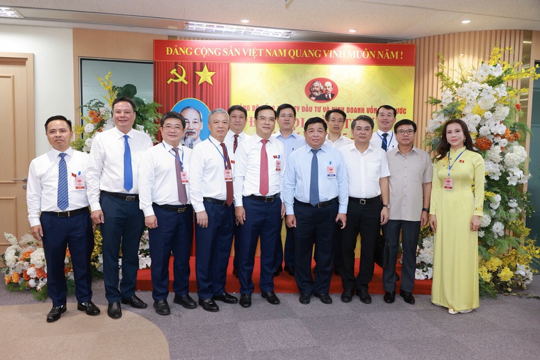 Phó Thủ tướng chụp ảnh lưu niệm cùng lãnh đạo SCIC và các đại biểu tham dự đại hội. Ảnh: VGP