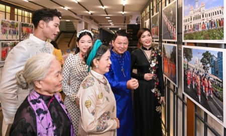 Triển lãm trưng bày tại Gala thu hút sự quan tâm của đông đảo người tham quan.