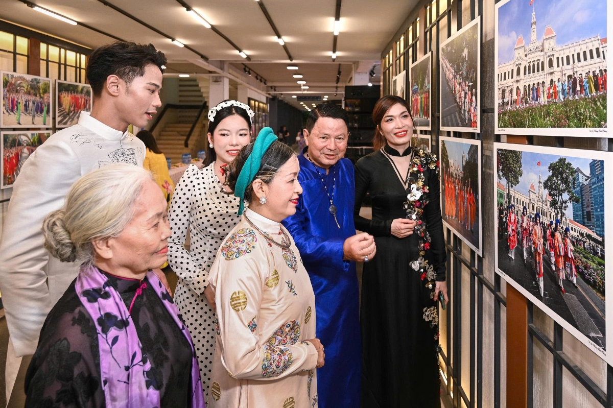 Triển lãm trưng bày tại Gala thu hút sự quan tâm của đông đảo người tham quan.