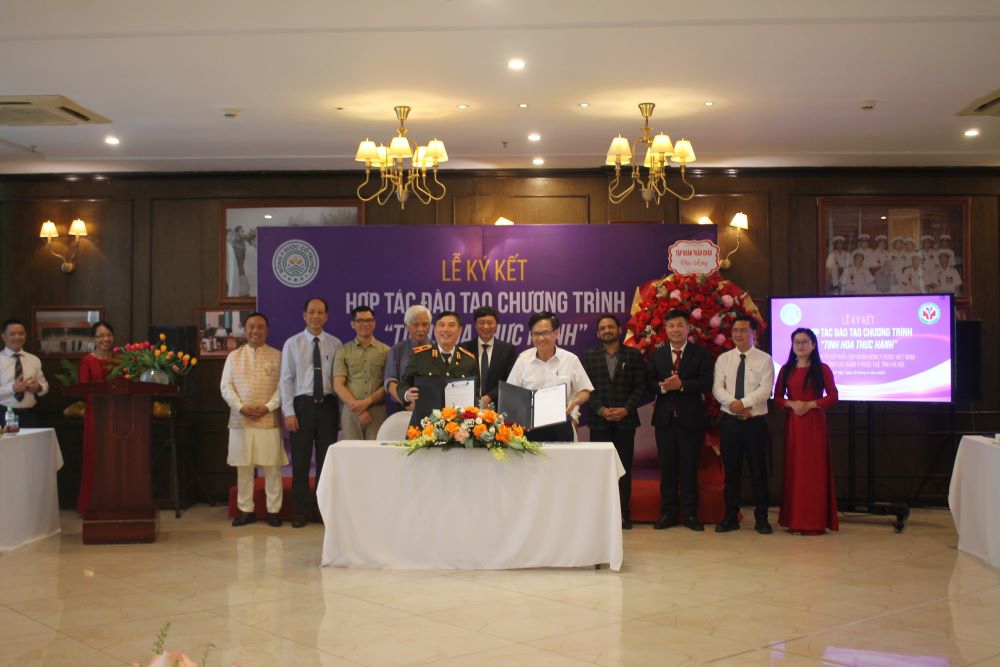 Ông Đỗ Thế Lộc ký kết với một trong số các đối tác.