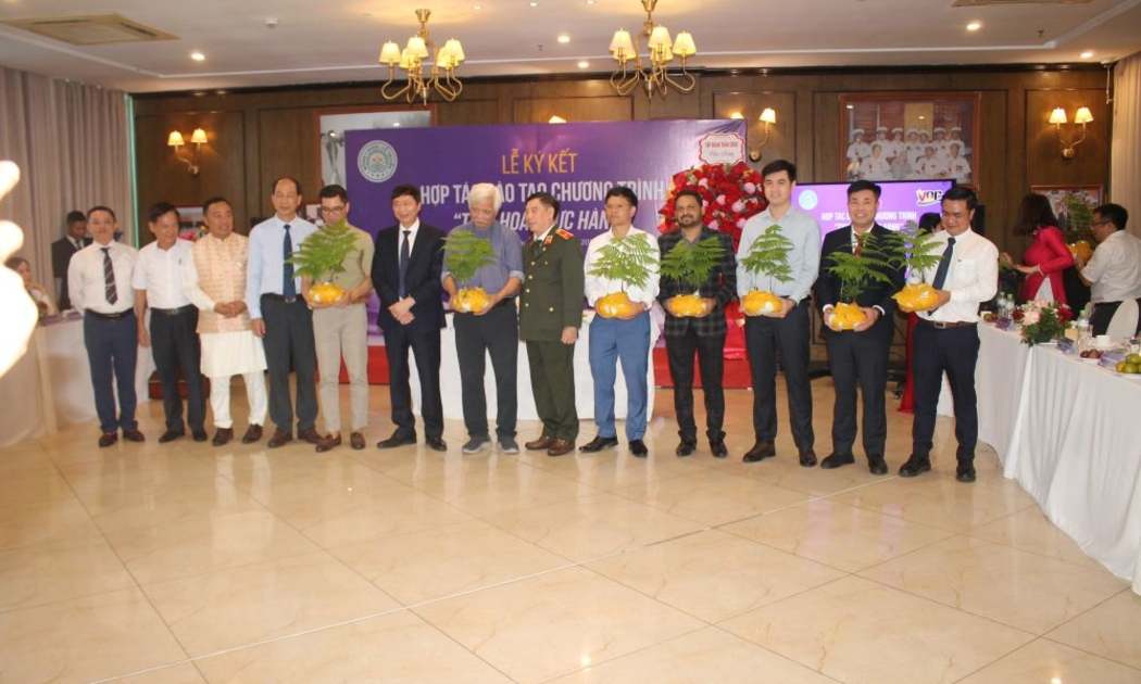 Đại diện các đối tác cùng chụp ảnh lưu niệm sau khi thực hiện các ký kết. Ảnh Chu Khôi