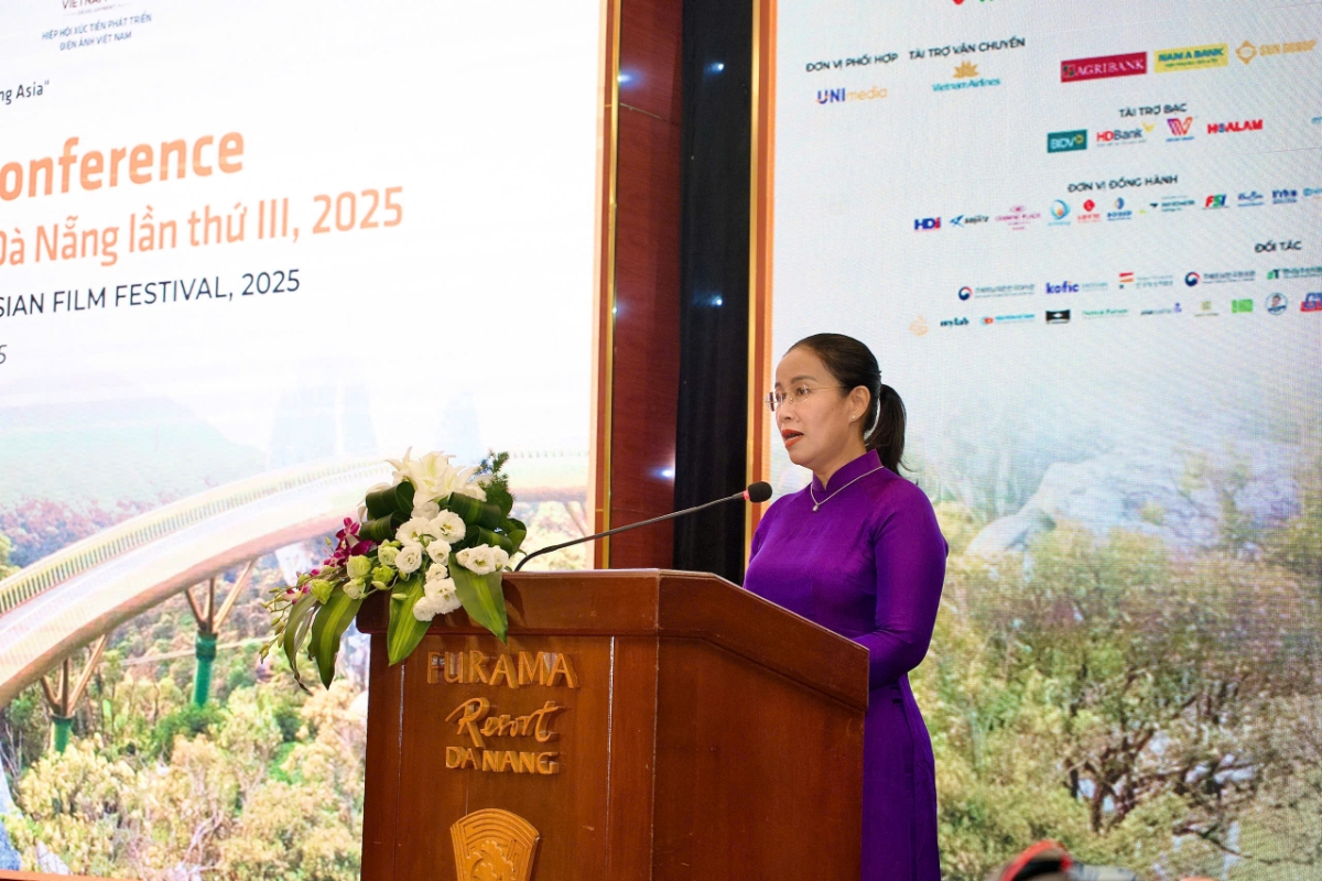 Phó Chủ tịch UBND TP. Đà Nẵng Nguyễn Thị Anh Thi phát kiểu tại họp báo. 