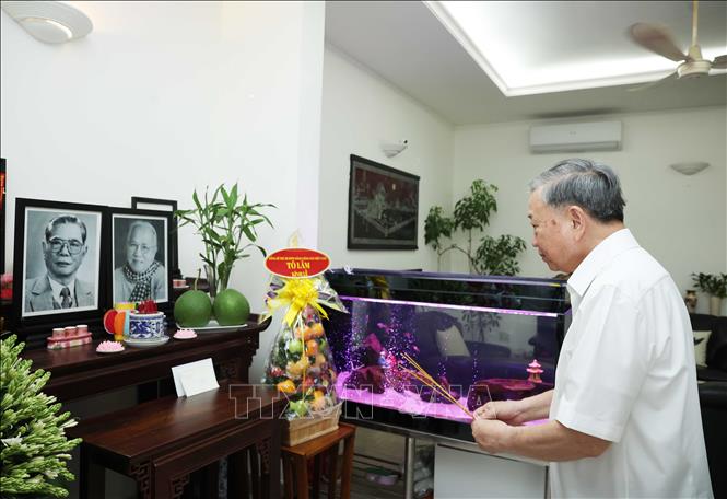 Tổng Bí thư Tô Lâm dâng hoa, dâng hương tưởng niệm Tổng Bí thư Nguyễn Văn Linh. Ảnh: TTXVN