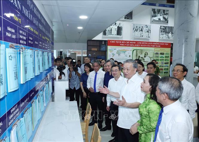 Tổng B&iacute; thư T&ocirc; L&acirc;m thăm, khảo s&aacute;t Trung t&acirc;m Phục vụ h&agrave;nh ch&iacute;nh c&ocirc;ng phường Xu&acirc;n Ho&agrave;. Ảnh: TTXVN